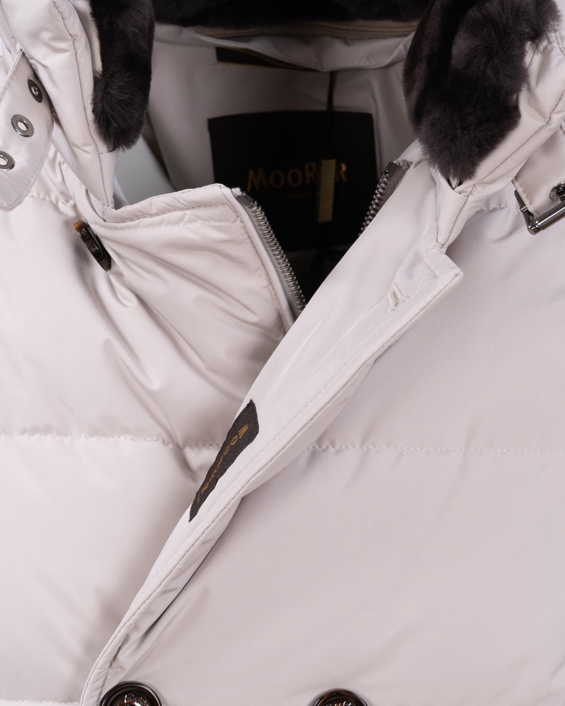 shop MOORER Saldi Piumino: Moorer giacca "ZARBO STP" doppiopetto con imbottitura in piumino, trapuntato all'esterno.
Colletto.
Pratiche tasche scaldamani sul petto e tasche con patta sui lati. Doppia chiusura frontale con zip e bottoni in corno. 
Collo staccabile in montone chiuso con cinturino e fibbia in metallo.
Tasche interne porta documenti e coulisse regolabile in vita con dettaglio logo.
Composizione: 100% Poliestere.
Fabbricato in Italia.. ZARBO STP-PEARL U0102 number 5294939